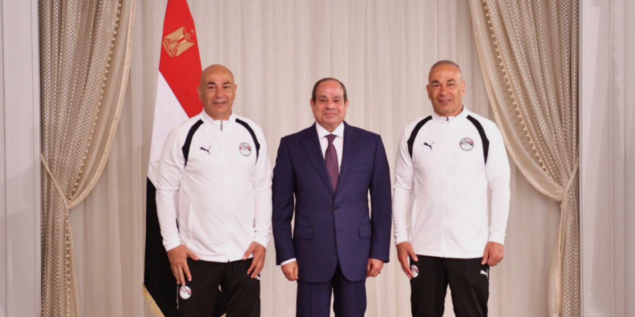 فخامة الرئيس عبد الفتاح السيسي يتوسط التوأم حسام وإبراهيم حسن بملابس رياضية أمام علم مصر خلال حفل تكريم المنتخب الوطني المصري