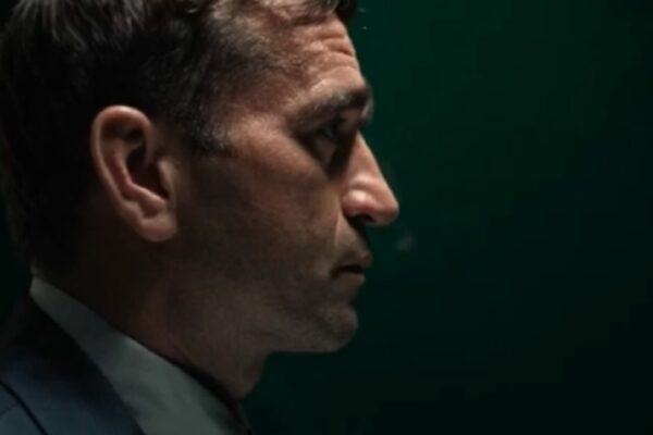 لقطة جانبية مقربة للممثل Milan Ondrík في مشهد درامي من فيلم FATHER، يظهر بملامح متوترة وإضاءة خافتة تعكس الأجواء النفسية المظلمة للعمل