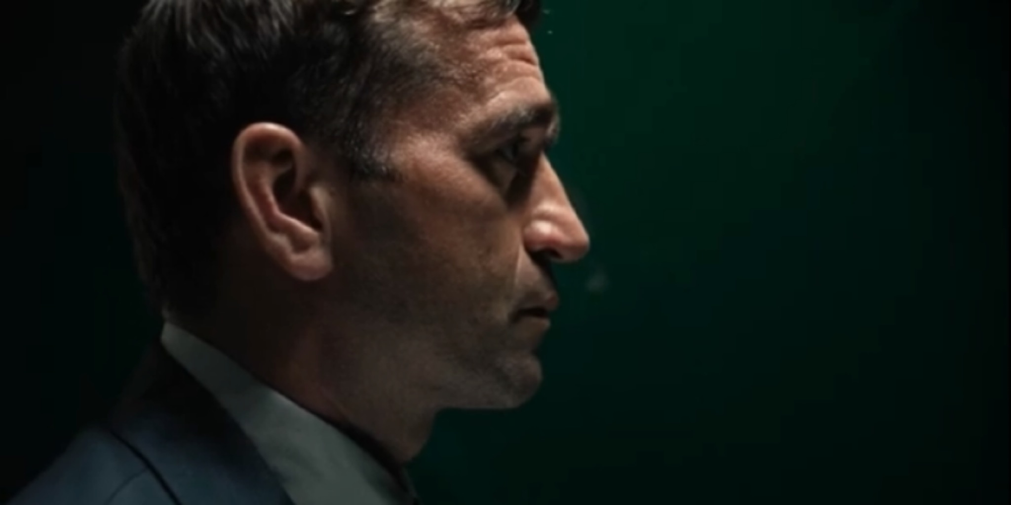 لقطة جانبية مقربة للممثل Milan Ondrík في مشهد درامي من فيلم FATHER، يظهر بملامح متوترة وإضاءة خافتة تعكس الأجواء النفسية المظلمة للعمل