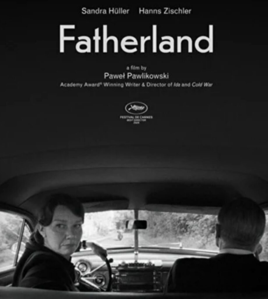 الملصق الترويجي الرسمي بالأبيض والأسود لفيلم FATHERLAND، يظهر الممثلة Sandra Hüller تقود سيارة وينظر وجهها نحو الكاميرا بينما يجلس بجوارها رجل يعطي ظهره، مع كتابة أسماء أبطال العمل والمخرج Paweł Pawlikowski