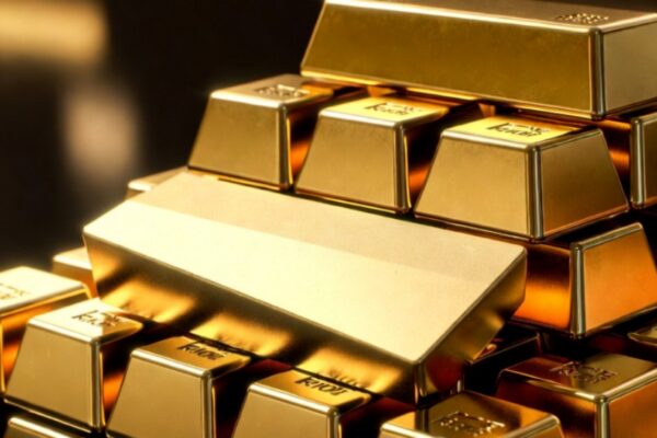 صورة مقربة تظهر مجموعة من سبائك الذهب اللامعة المتراصة فوق بعضها بشكل هرمي، لتعكس تحركات أسعار الذهب عالميا