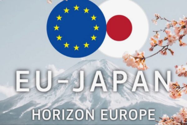 تصميم يجسد انضمام اليابان Horizon Europe، يعرض علمي الاتحاد الأوروبي واليابان معاً فوق جبل فوجي المحاط بأزهار الكرز، مع نص EU-JAPAN