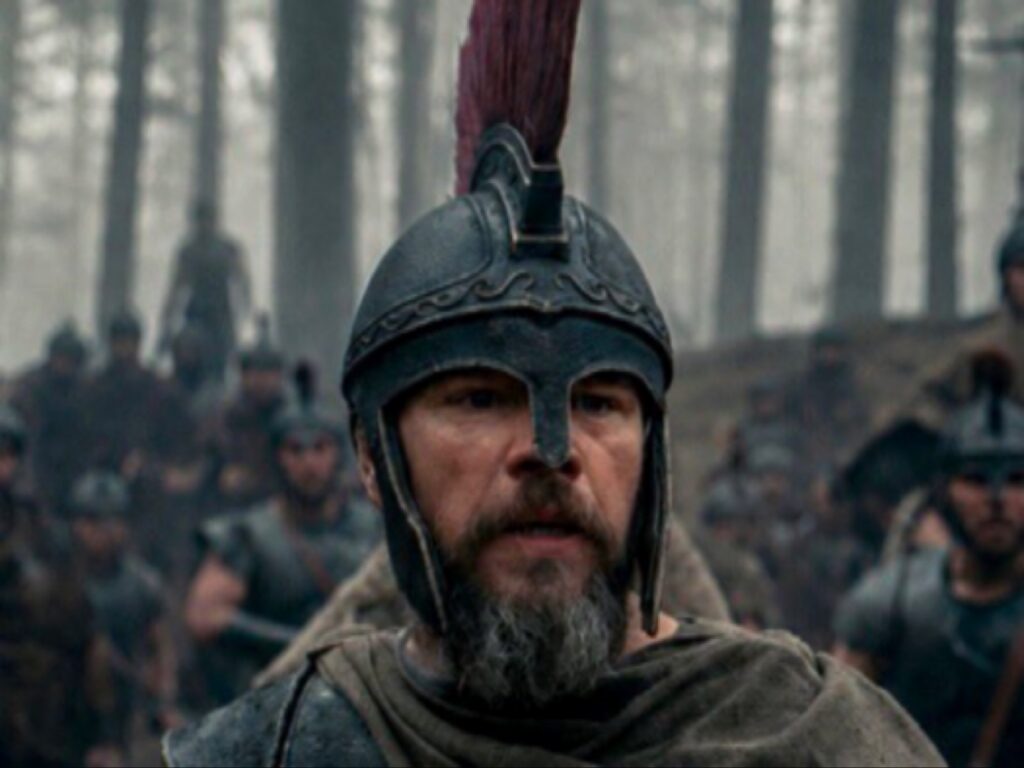 Matt Damon يرتدي درعاً حربياً في مشهد من فيلم The Odyssey
