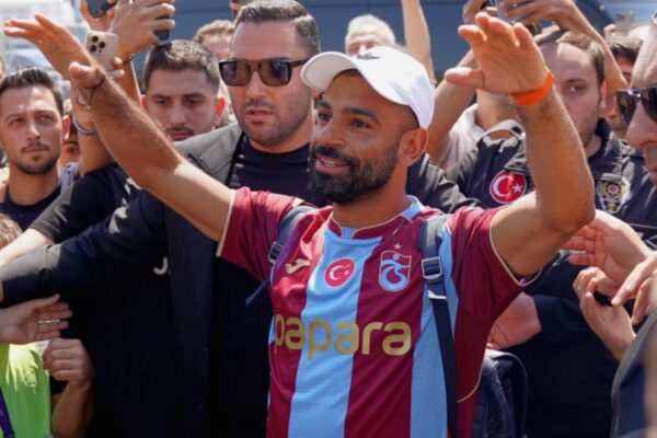 Mohamed Salah يرتدي قميص Trabzonspor وسط ترحيب جماهيري حاشد