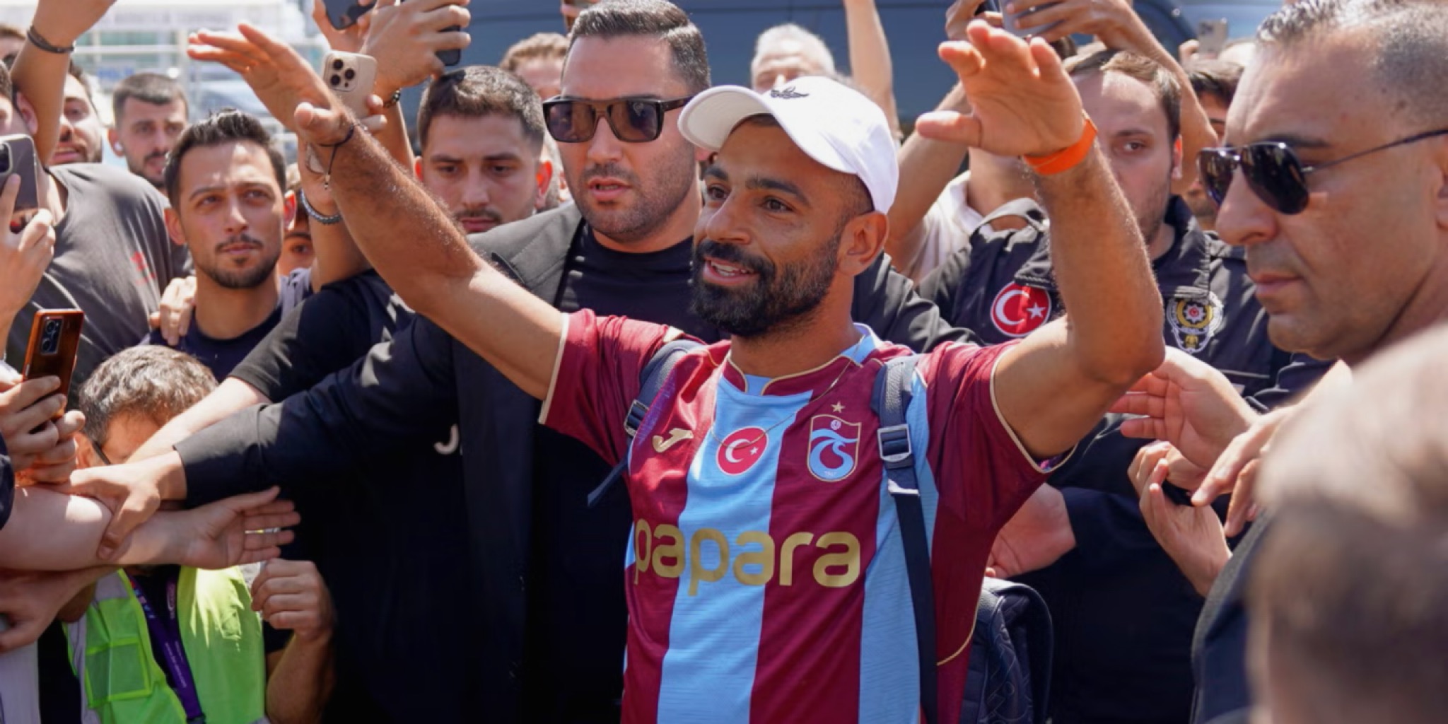 Mohamed Salah يرتدي قميص Trabzonspor وسط ترحيب جماهيري حاشد