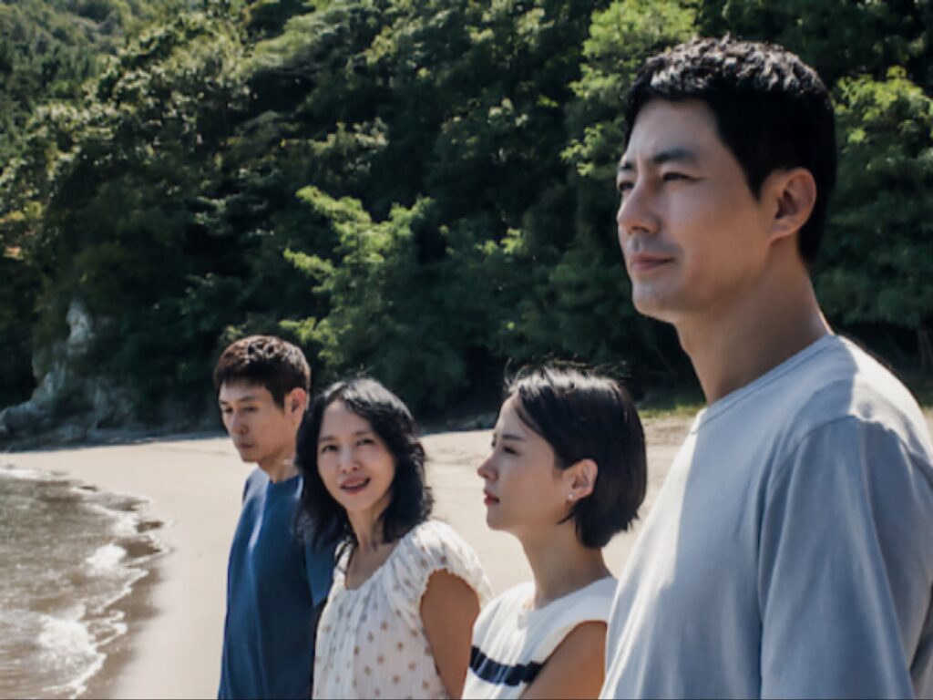 أبطال فيلم حب محتمل الكوري الأربعة يقفون معاً على شاطئ البحر في مشهد يعكس التوتر والترقب