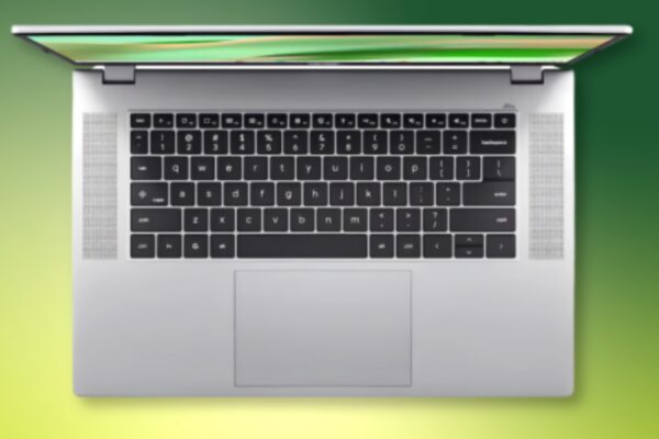 نظرة علوية للوحة المفاتيح ومكبرات الصوت الجانبية ولوحة اللمس الواسعة في حاسوب Acer Chromebook 315