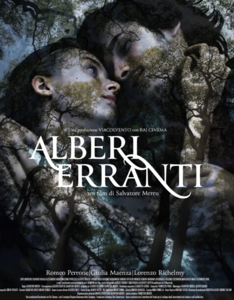 الملصق الرسمي لفيلم Alberi erranti يظهر وجهي الأبطال متداخلين مع أشجار الغابة