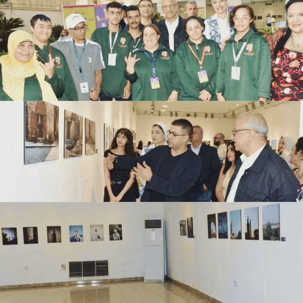 صورة مجمعة تظهر في الجزء العلوي لقطة جماعية لشباب الشكمجية من ذوي الهمم مع الحضور، وفي المنتصف جولة تفقدية للأعمال الفوتوغرافية المعروضة، وفي الأسفل لقطة واسعة لقاعة عرض الصور ضمن فعاليات مهرجان تفاصيل مصرية