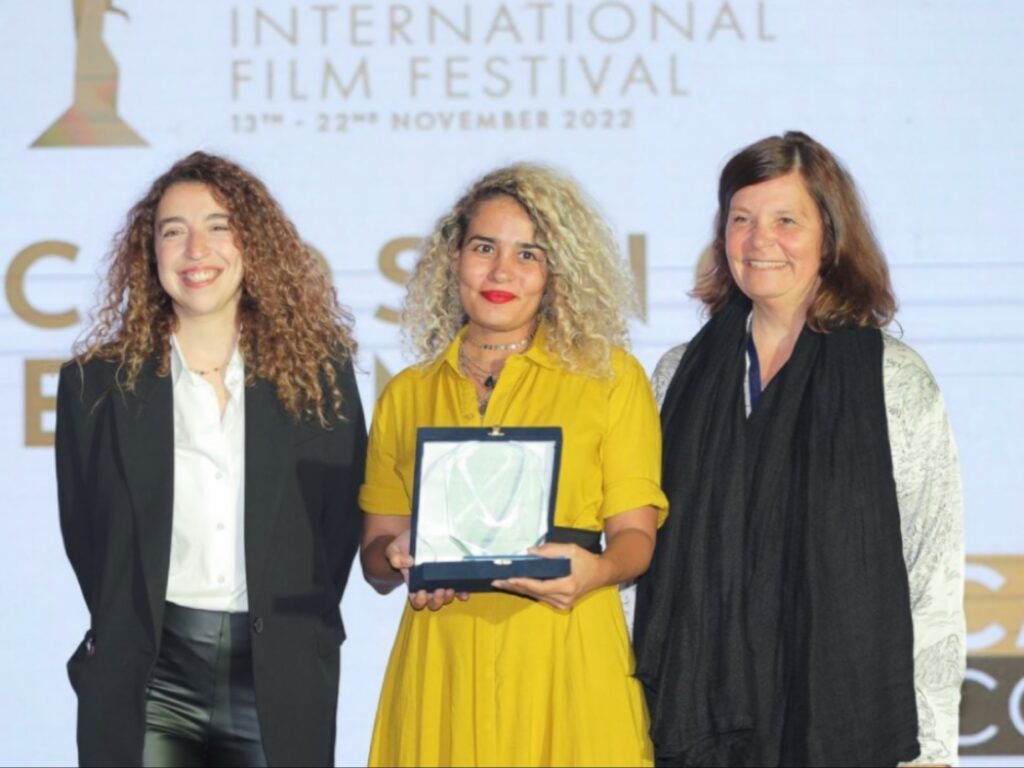 المخرجة سوزانا ميرغني تتسلم جائزة التسويق من ماد سوليوشنز عن مشروع فيلم ملكة القطن