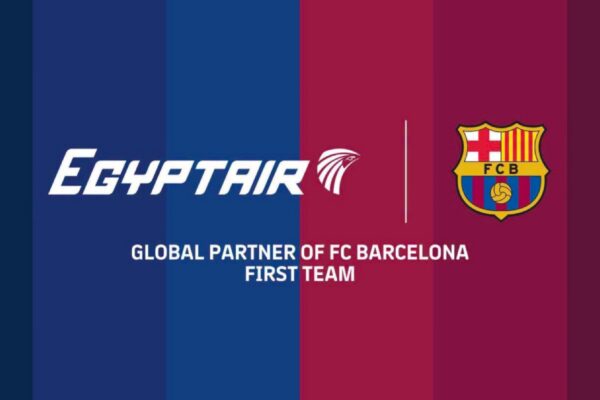 تصميم بخلفية مقسمة لألوان النادي الكتالوني، يضم شعار الناقل الوطني وشعار النادي مع عبارة باللغة الإنجليزية تبرز الشراكة العالمية، تزامناً مع إعلان تفاصيل اتفاقية مصر للطيران ونادي برشلونة
