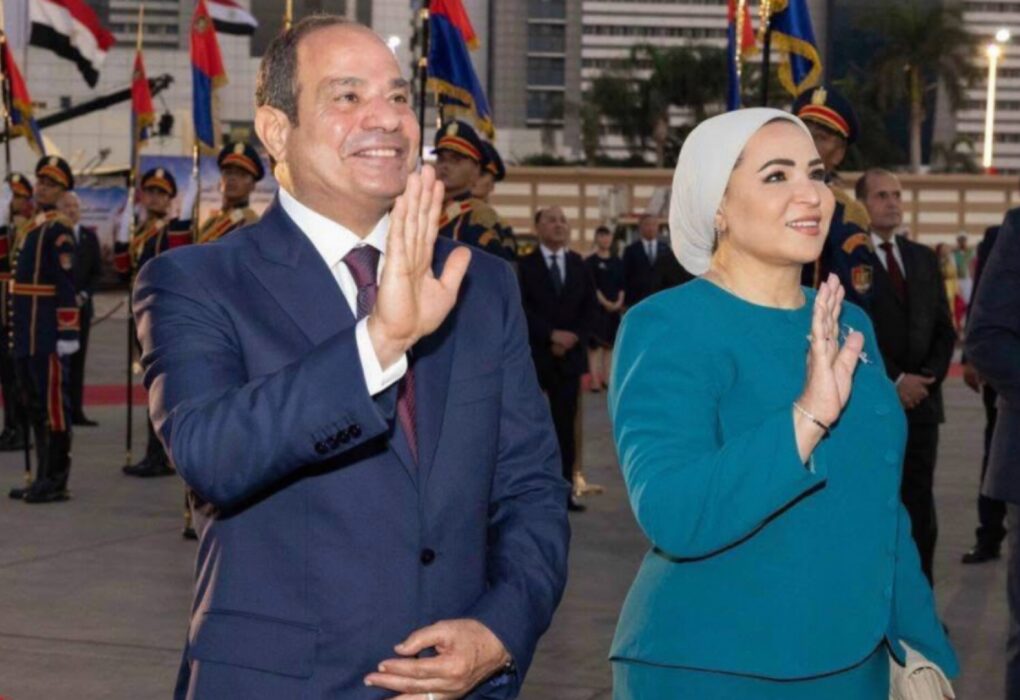 الرئيس عبد الفتاح السيسي والسيدة انتصار السيسي يلوحان للترحيب بالضيوف وسط حرس الشرف خلال مراسم زيارة الرئيس الصيني لمصر