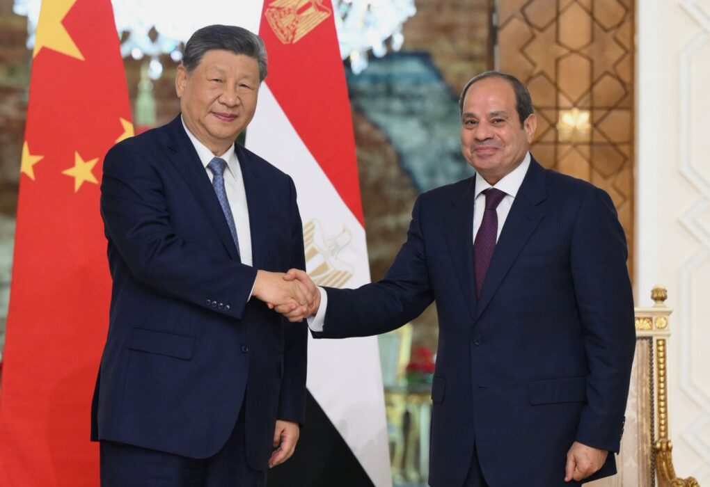 مصافحة بين فخامة الرئيس عبد الفتاح السيسي والرئيس الصيني شي جينبينج بقصر الاتحادية خلال القمة المصرية الصينية بالقاهرة