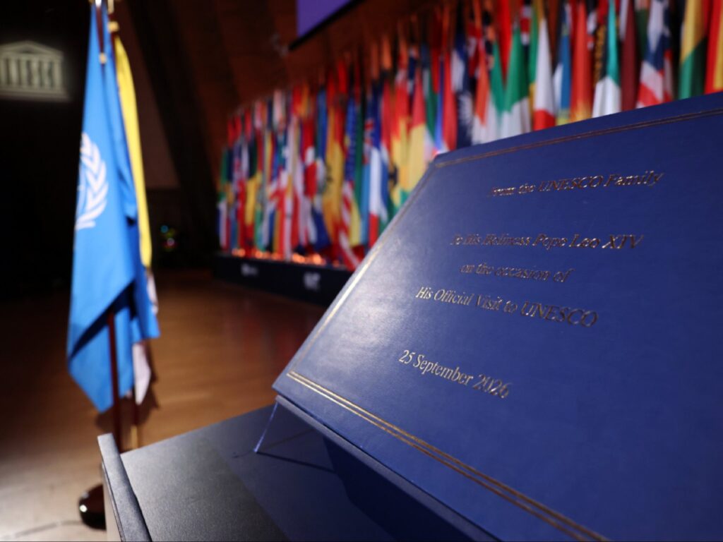 لقطة مقربة لكتاب السلام الذي تم إهداؤه لقداسته لتوثيق Pope Leo XIV UNESCO visit والتعبير عن الوحدة العالمية