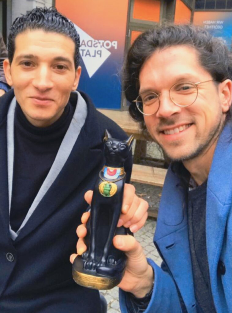 المخرج والكاتب Ahmed Kormod وأحد الفائزين يحملان تمثال جائزة مهرجان Black cat award international film festival
