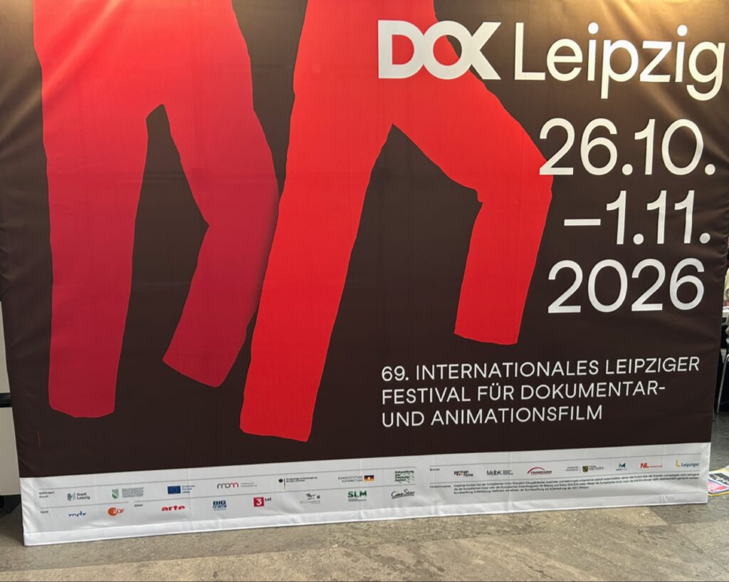 الملصق الدعائي الرسمي للدورة التاسعة والستين من DOK Leipzig للسينما الوثائقية والرسوم المتحركة لعام 2026