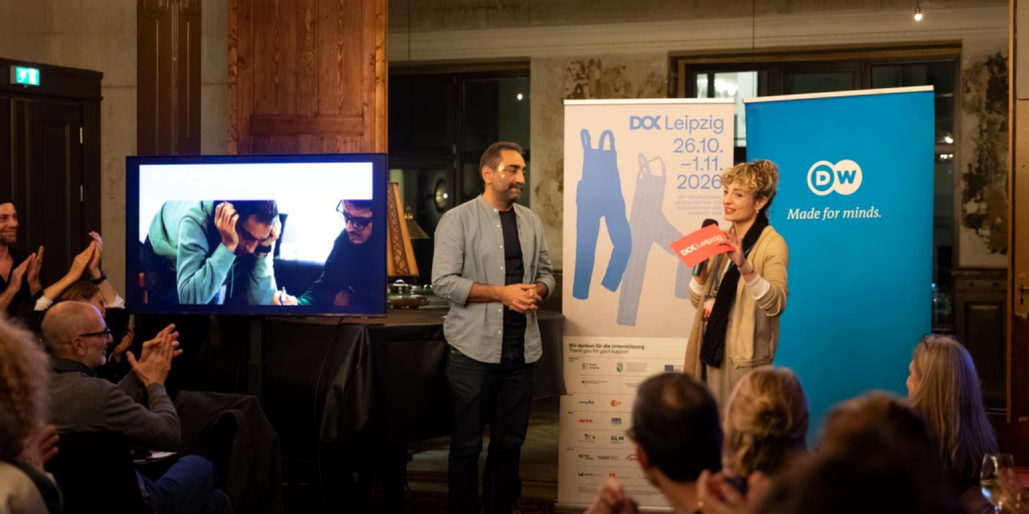المخرج رامي فرح يتسلم الجائزة برفقة جاسمينا فيجنييفيتش من منصة الصناعة في مهرجان لايبزيغ 2026