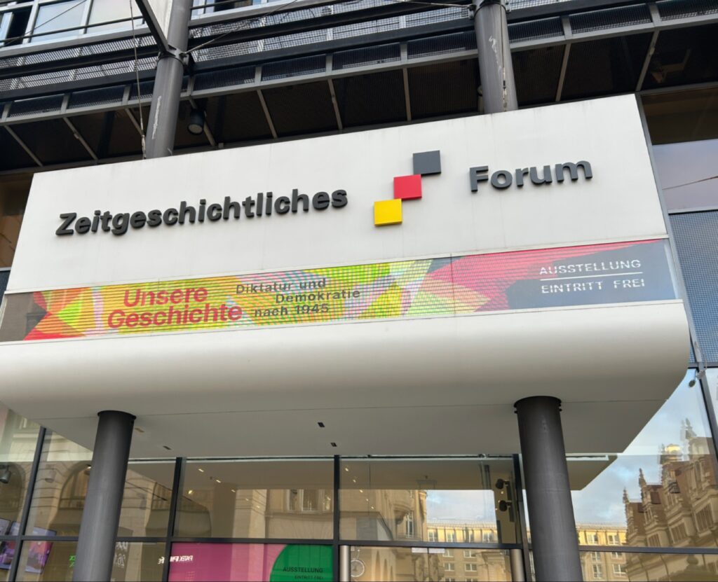 البوابة الرئيسية لمبنى منتدى التاريخ المعاصر Zeitgeschichtliches Forum المستضيف للندوات ضمن اليوم الخامس لمهرجان لايبزيغ 2026