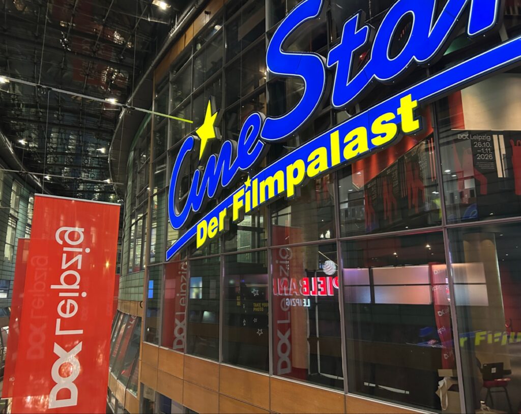 واجهة قاعات سينما CineStar المزينة بلافتات المهرجان لاستقبال الجمهور ضمن اليوم الخامس لمهرجان لايبزيغ 2026