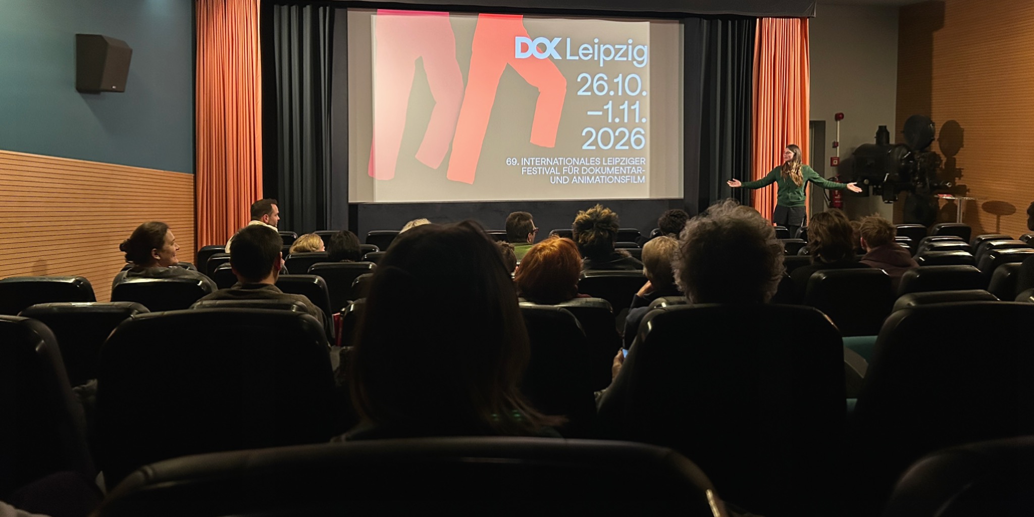 تقديم أحد العروض السينمائية أمام الجمهور داخل قاعة العرض ضمن اليوم الخامس لمهرجان لايبزيغ 2026