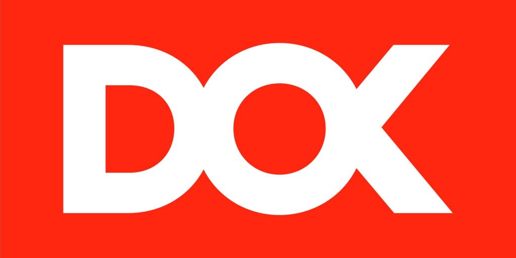 شعار مهرجان DOK Leipzig يتكون من النص "DOK" باللون الأبيض على خلفية حمراء نابضة بالحياة، مع تصميم جريء وحديث يعكس الطابع الثقافي للمهرجان.